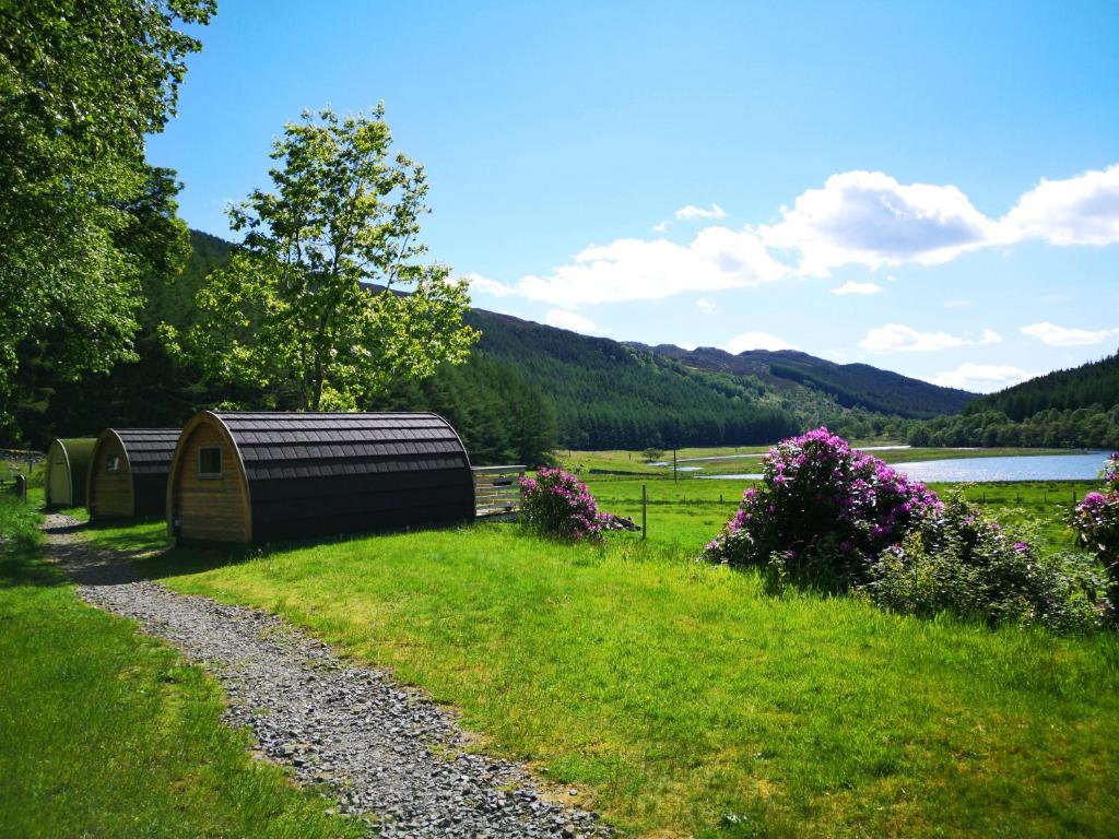um pequeno barracão num campo ao lado de um caminho em Craskie Glamping Pods em Inverness