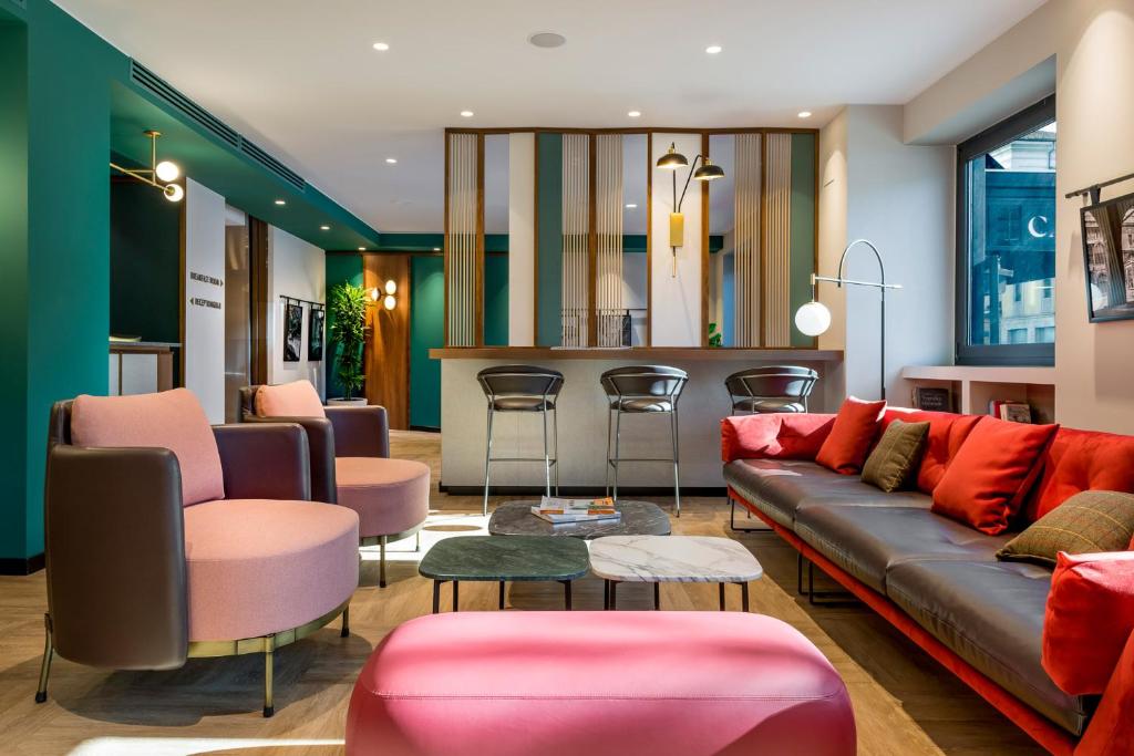 a living room with a couch and a bar at Hotel Canada in Milan