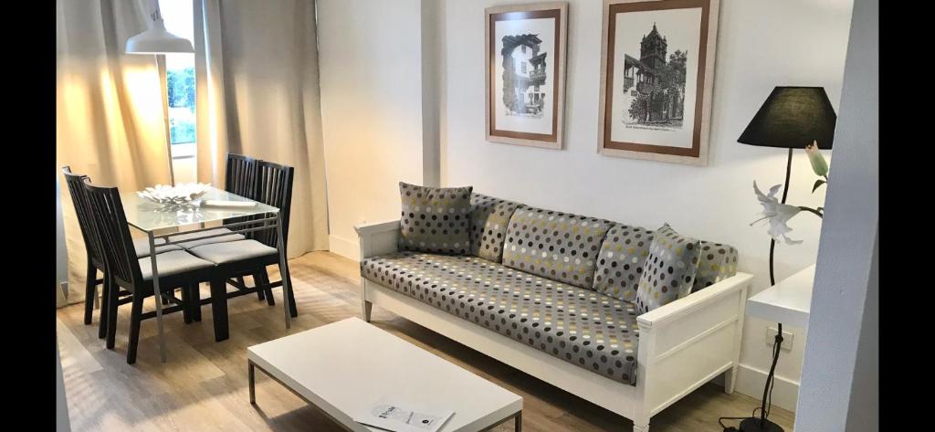Apartamentos Bruja في سانتا كروث دي تينيريفه: غرفة معيشة مع أريكة وطاولة