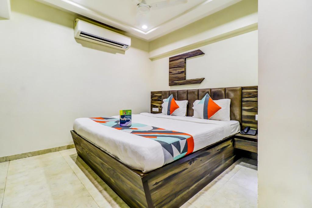 Hotel Palliate Ellisbridge في أحمد آباد: غرفة نوم بسرير في غرفة