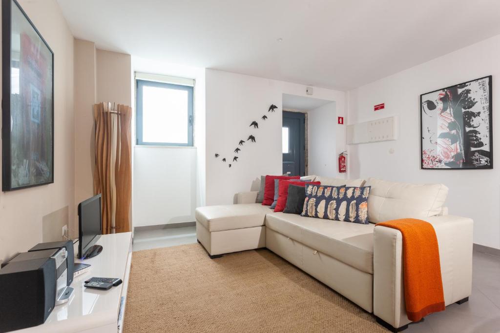 un soggiorno con divano e TV di FLH Liberdade Terrace Apartment a Lisbona