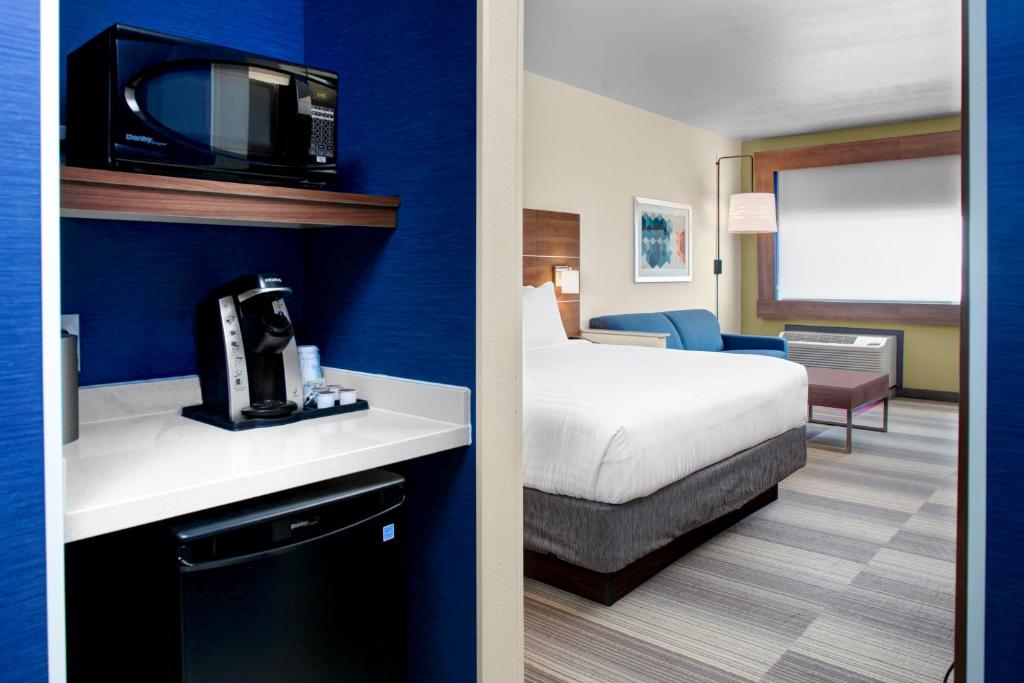 Postel nebo postele na pokoji v ubytování Holiday Inn Express & Suites - Houston NW - Cypress Grand Pky by IHG