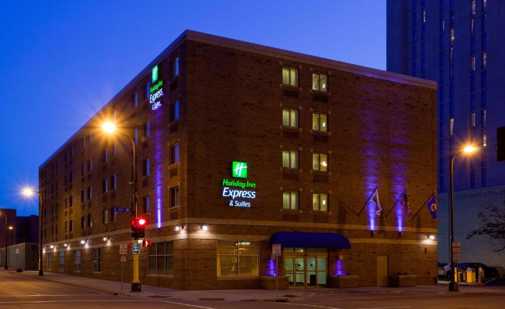Holiday Inn Express Hotel & Suites Minneapolis-Downtown Convention Center by IHG photo
