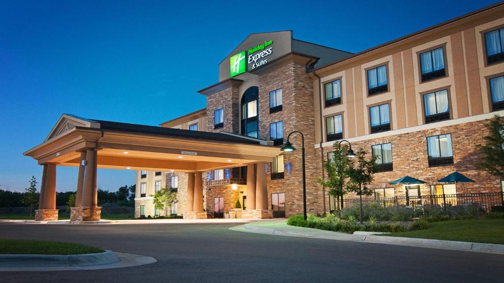 ein Hotelgebäude mit einem Pavillon davor in der Unterkunft Holiday Inn Express Hotel & Suites Wichita Northeast, an IHG Hotel in Wichita