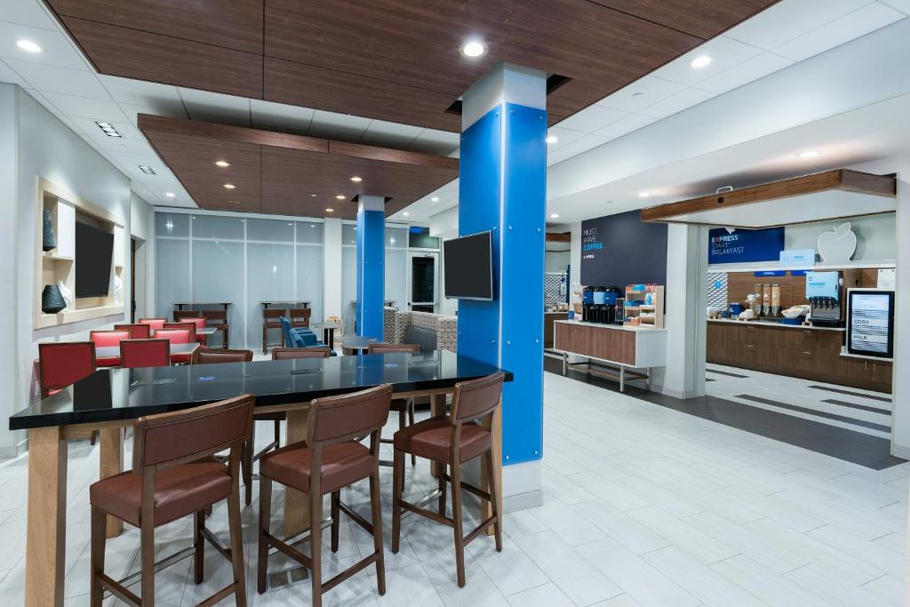 Holiday Inn Express & Suites Bryan - College Station by IHG photo