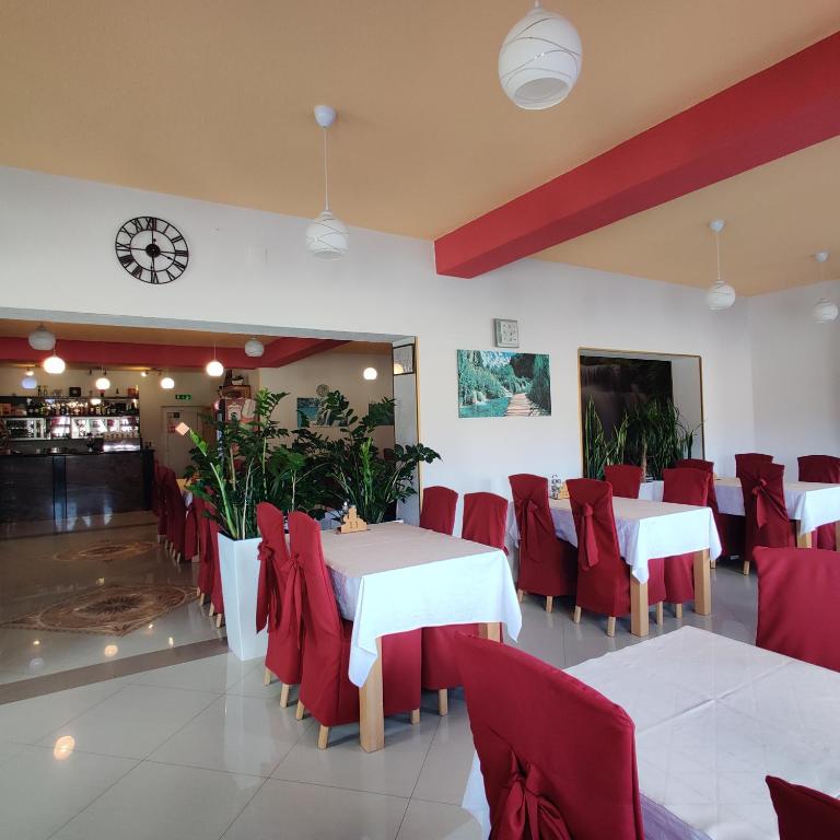 Reštaurácia alebo iné gastronomické zariadenie v ubytovaní Guest House Šapina
