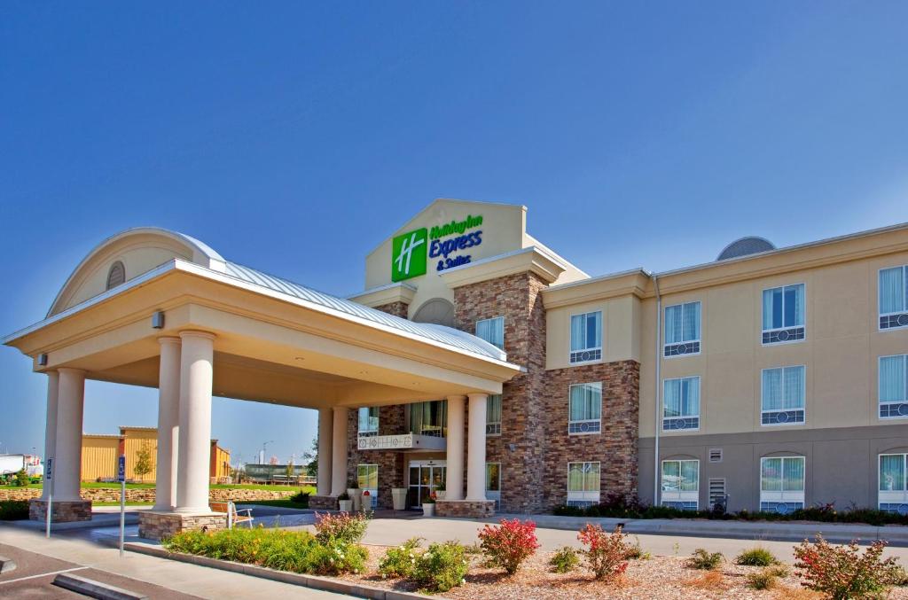 een hotelgebouw met een prieel ervoor bij Holiday Inn Express & Suites East Wichita I-35 Andover, an IHG Hotel in Andover