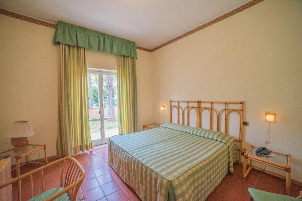 Łóżko lub łóżka w pokoju w obiekcie Orizzonte Acireale Hotel