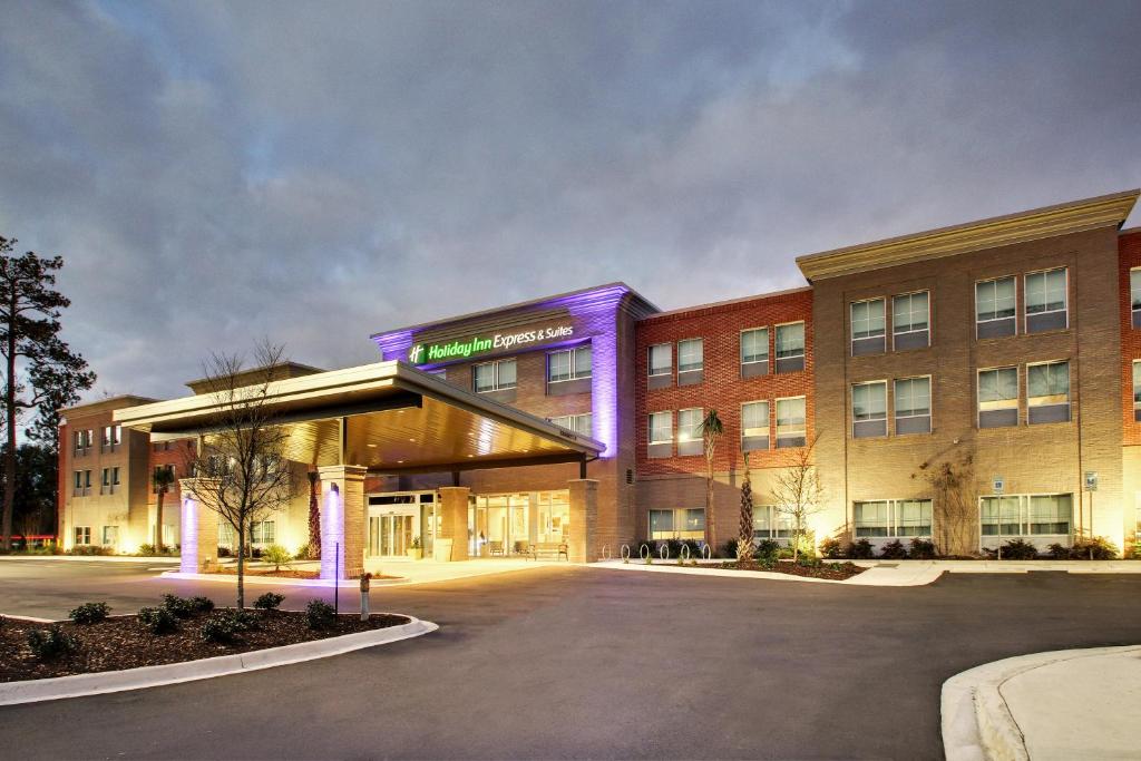 a rendering of the front of a hotel at Holiday Inn Express & Suites Charleston NE Mt Pleasant US17, an IHG Hotel in Charleston