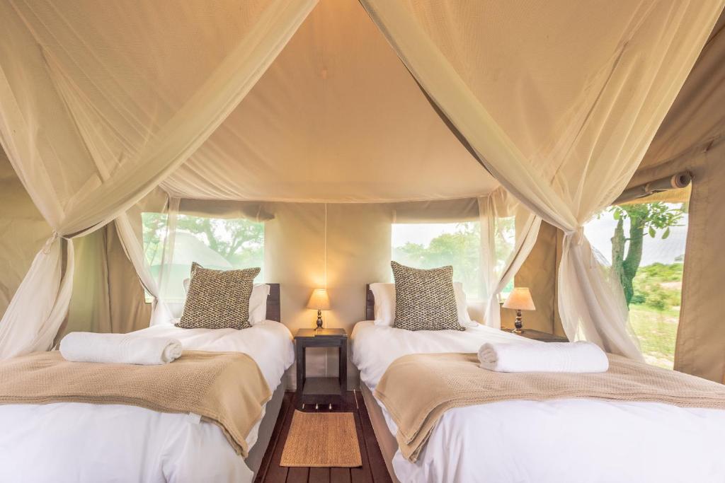 Postel nebo postele na pokoji v ubytování Shindzela Tented Camp