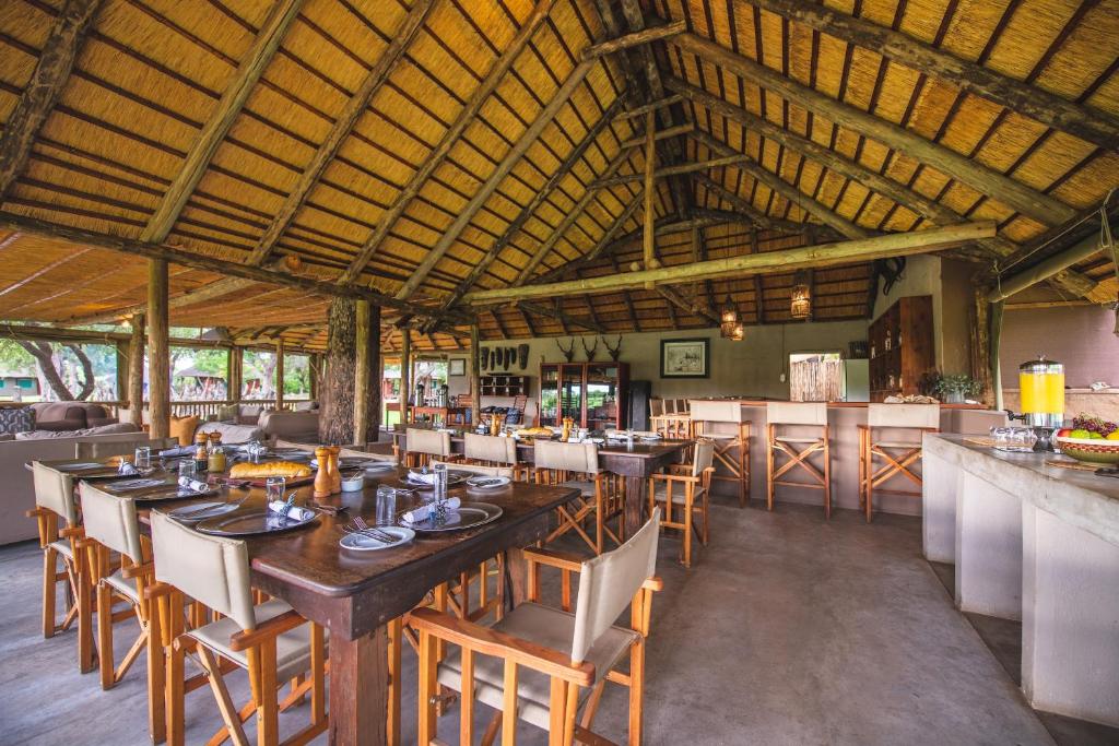 Restaurace v ubytování Shindzela Tented Camp