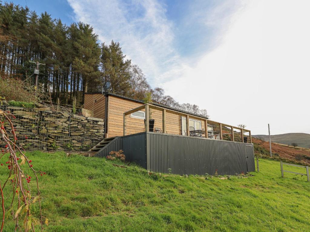 una casa sentada en la cima de una colina en Haka Lodge en Aberystwyth