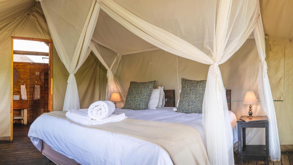 Postel nebo postele na pokoji v ubytování Shindzela Tented Camp