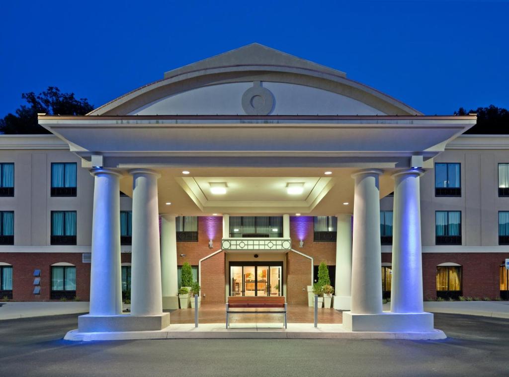 HarrimanにあるHoliday Inn Express Hotel & Suites Harriman by IHGの前に柱がある大きな建物