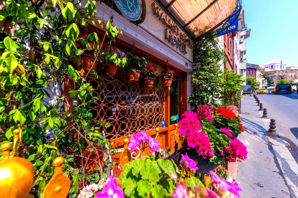 un edificio con muchas plantas y flores en él en Walnut Shell Hotel Sultanahmet, en Estambul