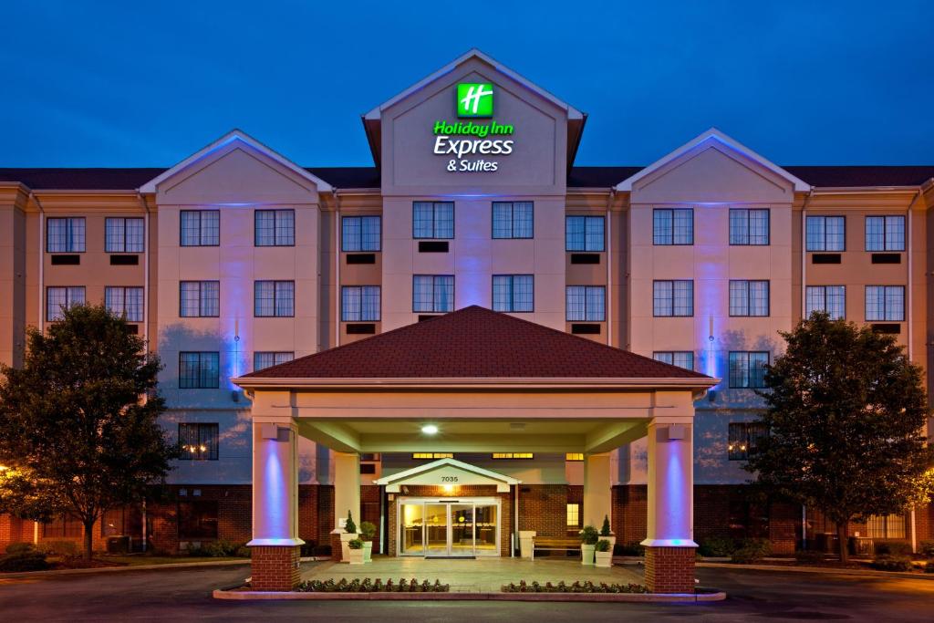 an exterior view of a hotel at night at Holiday Inn Express & Suites Indianapolis - East by IHG in Indianapolis