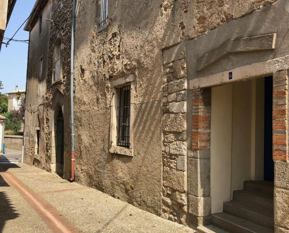 MontolieuにあるGite de Mallastの古石造りの建物(窓とドア付)