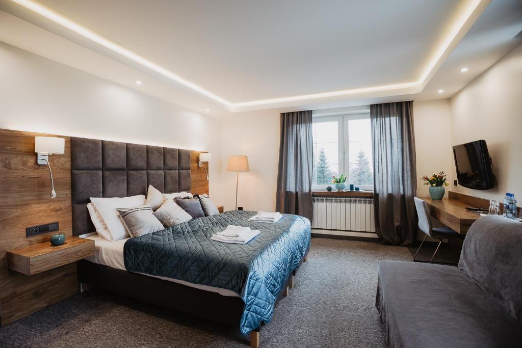 Habitación de hotel con cama y sofá en Na Górce, en Przemyśl