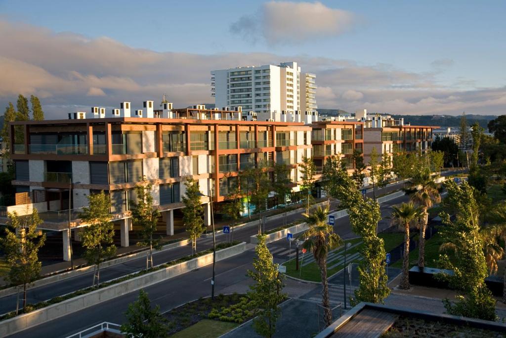 uma imagem de uma cidade com um edifício e uma rua em Troia Residence by The Editory - Apartamentos Ácala em Troia