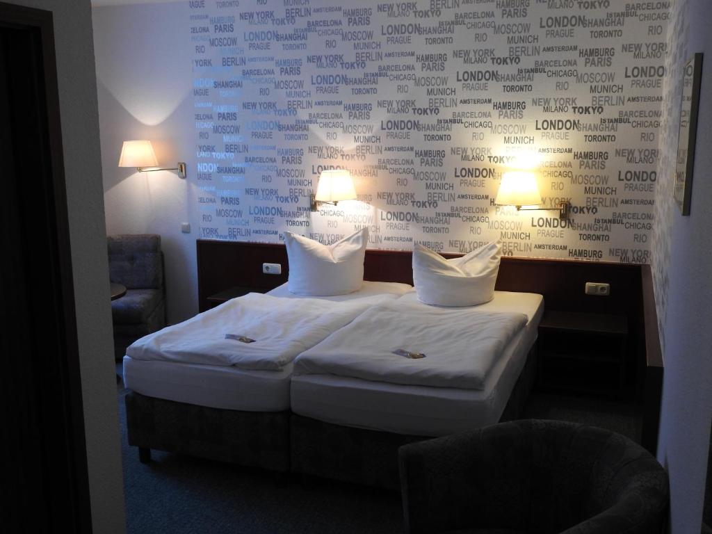 Postel nebo postele na pokoji v ubytování Hotel Anhalt