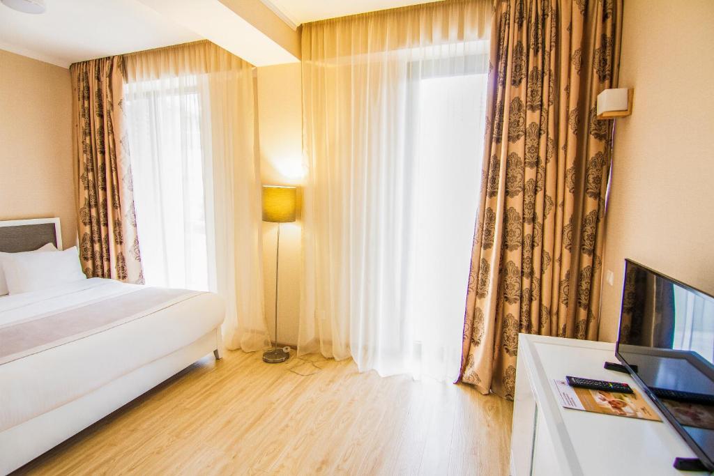 Postel nebo postele na pokoji v ubytování Lisi Hills Hotel