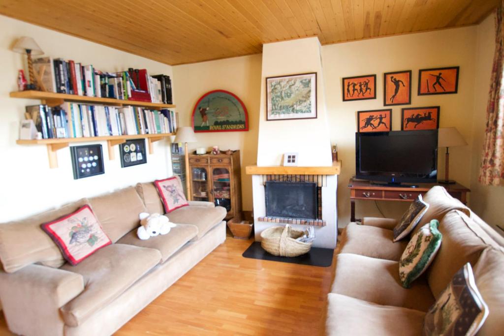ein Wohnzimmer mit 2 Sofas und einem Kamin in der Unterkunft Casa Torreons in Puigcerdà