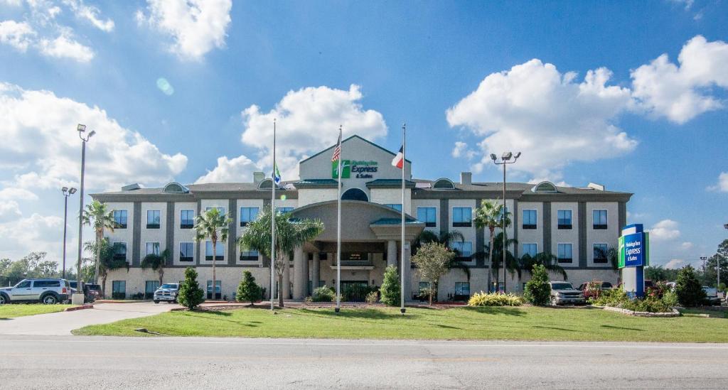 um grande edifício branco com bandeiras à frente em Holiday Inn Express Houston-Alvin, an IHG Hotel em Alvin