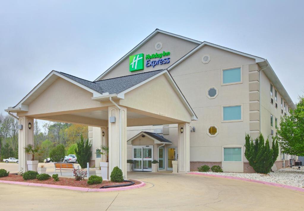 um hotel com uma placa na frente em Holiday Inn Express & Suites - El Dorado, an IHG Hotel em El Dorado