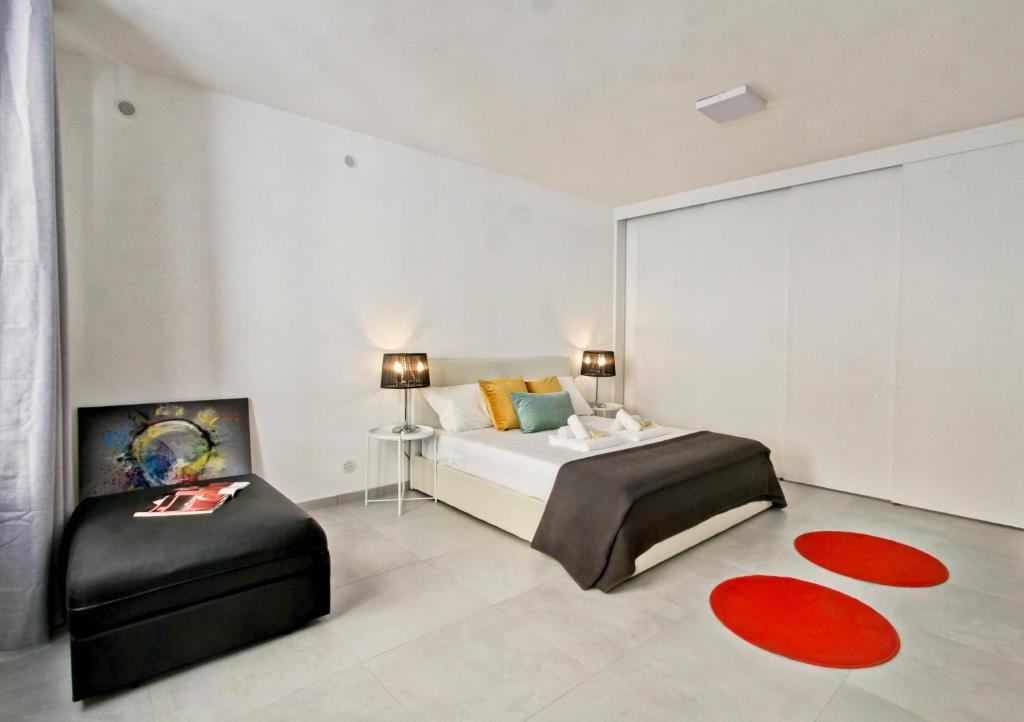 Vatican Loft - Rooms & Apartments - Family Room With Balcony