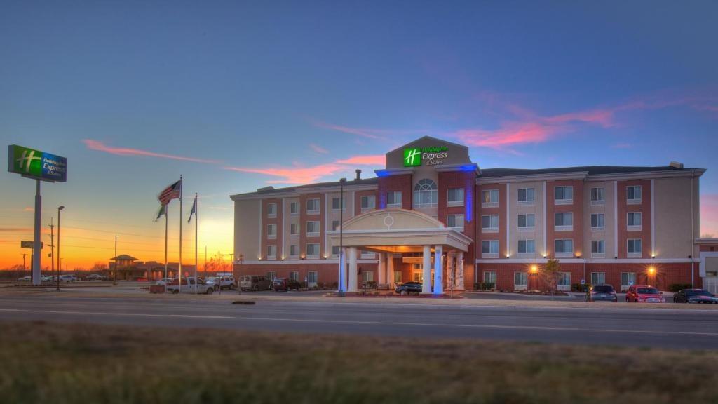 un hotel con un edificio con un orologio sopra di Holiday Inn Express Hotel and Suites Elk City, an IHG Hotel a Elk City