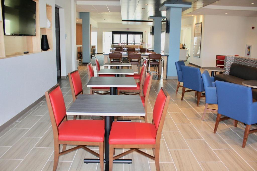 een eetkamer met tafels en stoelen en een cafetaria bij Holiday Inn Express & Suites - Kirksville - University Area by IHG in Kirksville