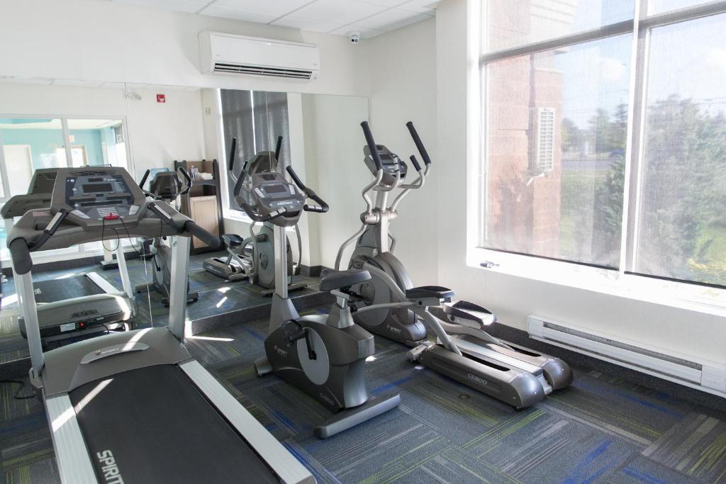 Fitness centrum a/nebo fitness zařízení v ubytování Holiday Inn Express Brampton by IHG