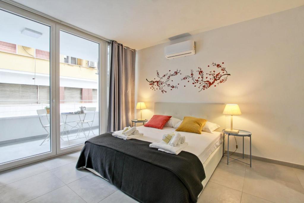 Vatican Loft - Rooms & Apartments - Family Room With Balcony