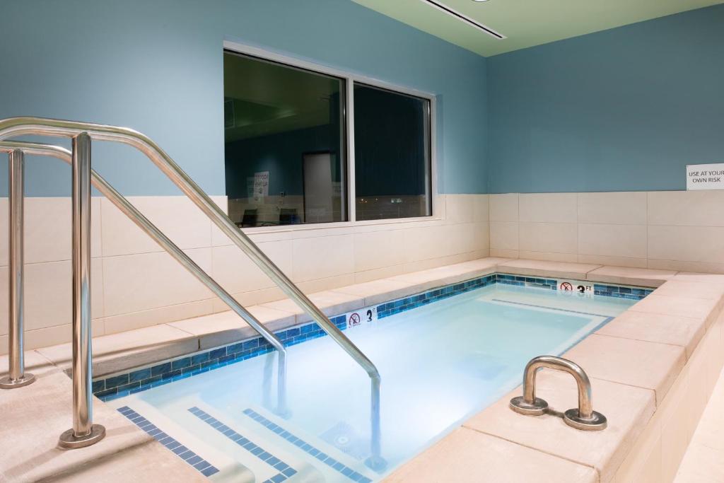Bazén v ubytování Holiday Inn Express & Suites - Ely by IHG nebo v jeho okolí