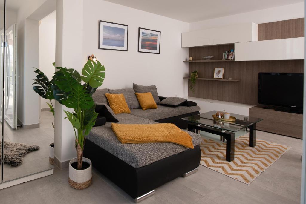 salon z kanapą i stołem w obiekcie Apartment Stella w mieście Opatija