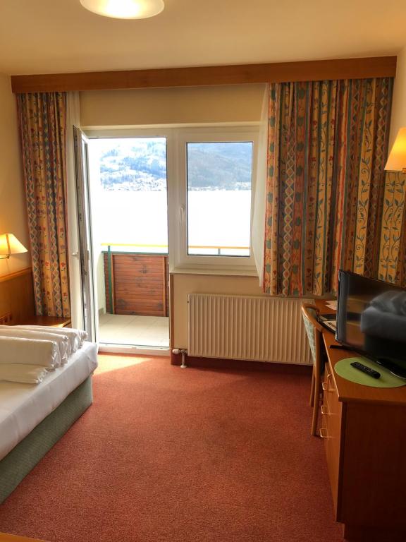 Postel nebo postele na pokoji v ubytování Hotel Attersee