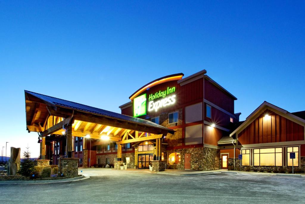 Holiday Inn Express Hotel & Suites Kalispell, an IHG Hotel في كاليسبيل: مبنى عليه لافته