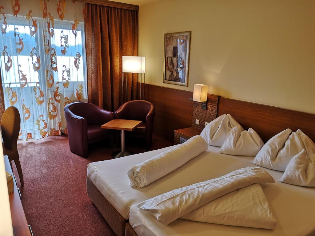 Postel nebo postele na pokoji v ubytování Hotel Attersee