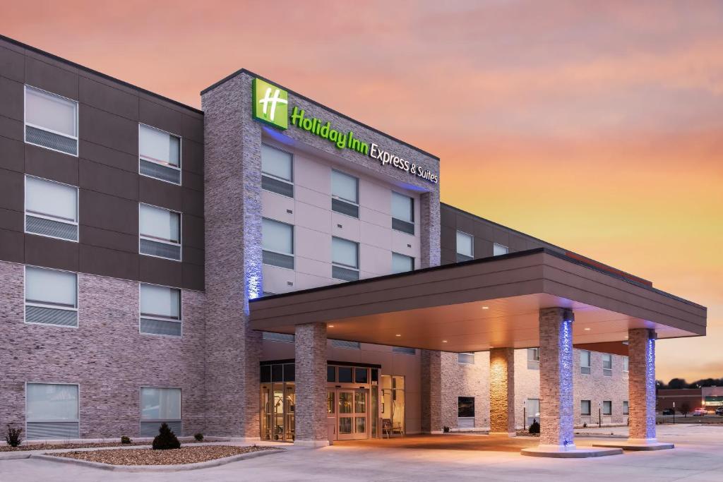 een weergave van het hotel voor het gebouw bij Holiday Inn Express & Suites West Plains Southwest, an IHG Hotel in West Plains