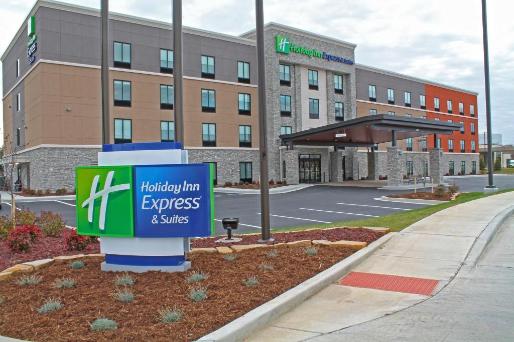 un letrero para una posada exprés y suites en Holiday Inn Express & Suites - St. Louis South - I-55, an IHG Hotel, en Mattese