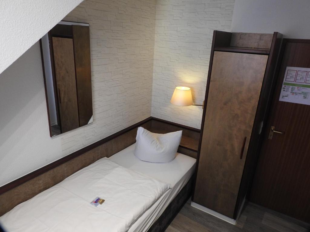 Postel nebo postele na pokoji v ubytování Hotel Anhalt