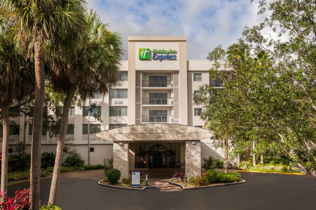 an image of the front of a hotel at Holiday Inn Express Hotel & Suites Ft. Lauderdale-Plantation, an IHG Hotel in Plantation