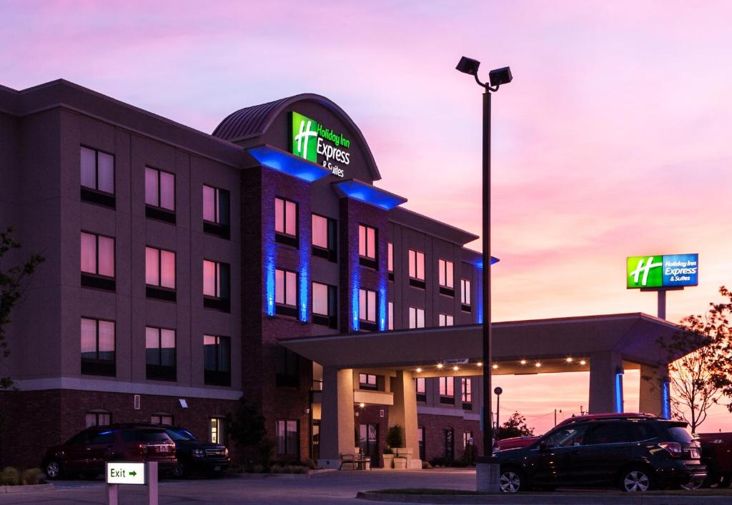 um hotel com carros estacionados em frente a um edifício em Holiday Inn Express El Reno, an IHG Hotel em El Reno