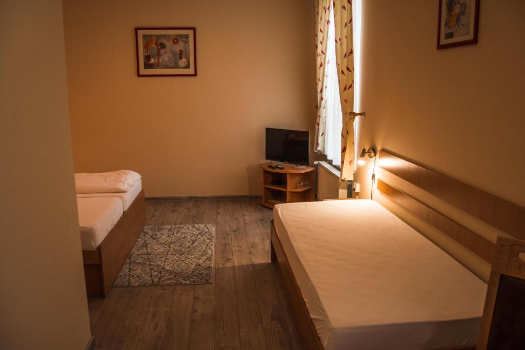 A bed or beds in a room at Hotel Roháč