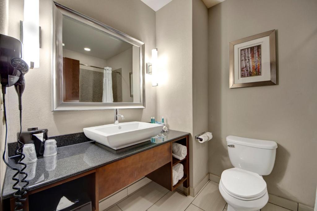 Holiday Inn Express and Suites Oklahoma City North by IHG photo