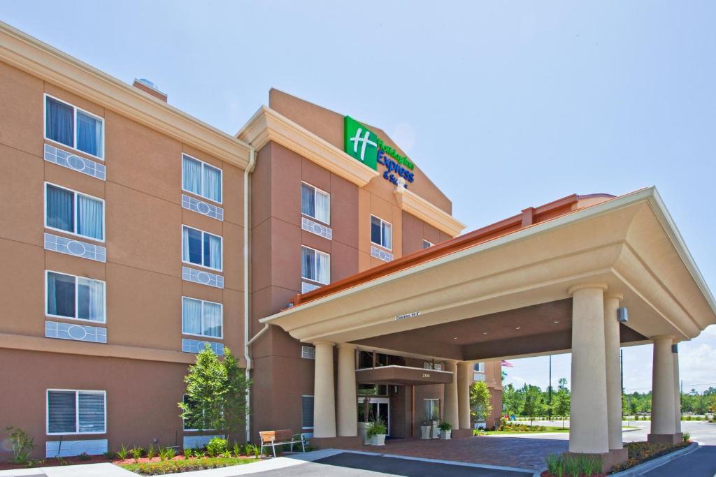 un'immagine di un edificio alberghiero di Holiday Inn Express and Suites Saint Augustine North, an IHG Hotel a St. Augustine
