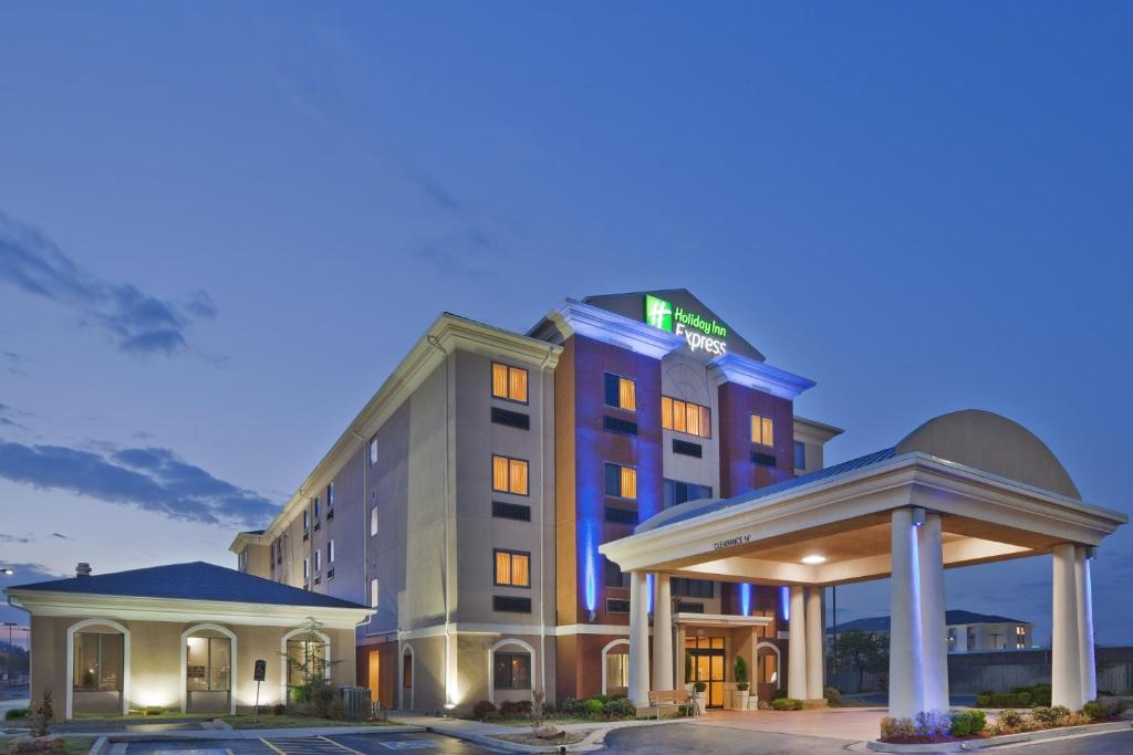 eine Darstellung eines Hotels in der Nacht in der Unterkunft Holiday Inn Express & Suites Midwest City, an IHG Hotel in Midwest City
