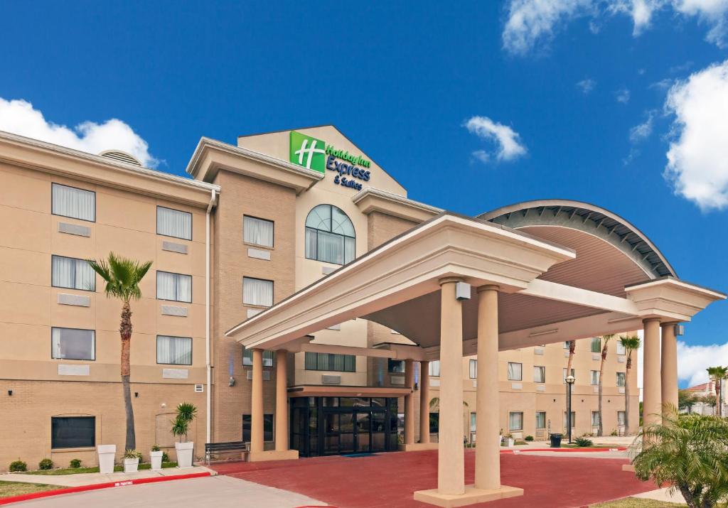 una imagen de un edificio de hotel con cenador en Holiday Inn Express & Suites - Laredo-Event Center Area, an IHG Hotel, en Laredo