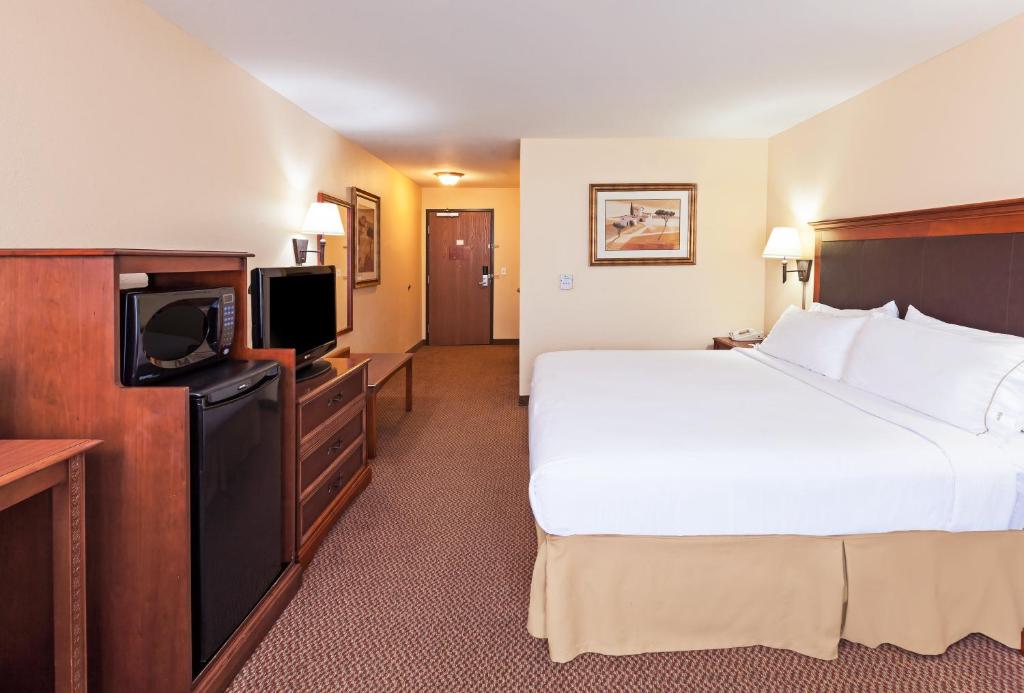 Postel nebo postele na pokoji v ubytování Holiday Inn Express & Suites - Laredo-Event Center Area by IHG