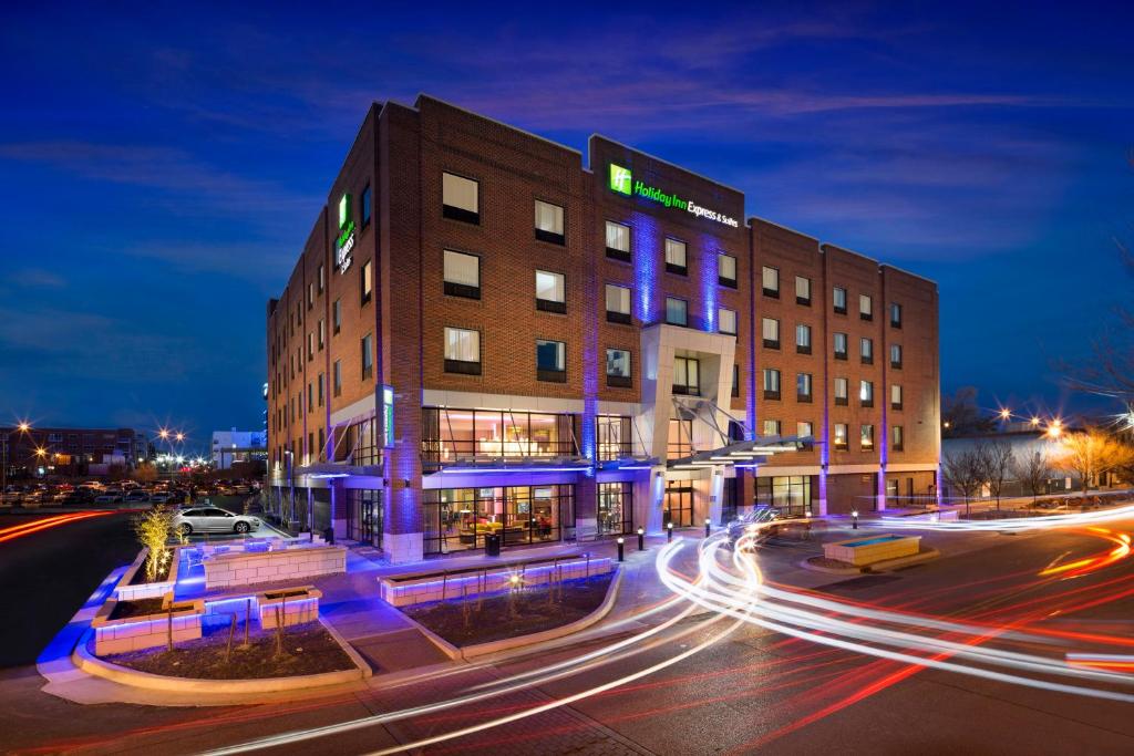 un edificio en una calle de la ciudad por la noche en Holiday Inn Express & Suites Oklahoma City Downtown - Bricktown, an IHG Hotel en Oklahoma City